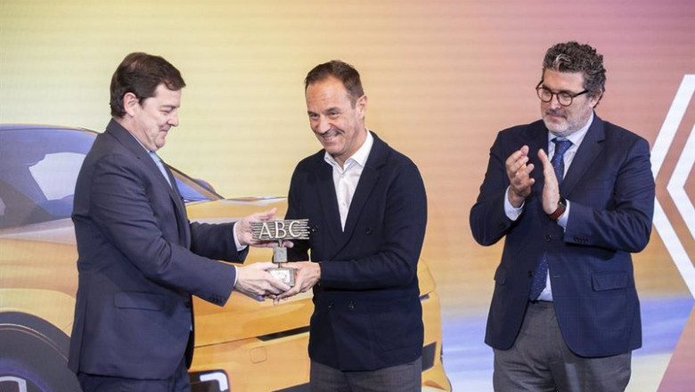ep el presidente de la junta de castilla y leon alfonso manueco entrega el premio abc a mejor coche ep el presidente de la junta de castilla y leon alfonso manueco entrega el premio abc a mejor coche