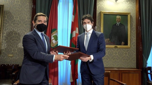 ep el presidente del bbva carlos torres vila y el diputado general de bizkaia unai rementeria tras