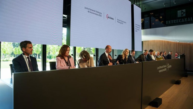 El presidente y CEO de Acciona, José Manuel Entrecanales Domecq (7i) y demás miembros de Acciona, durante la Junta General de Accionistas de Acciona, a 26 de junio de 2025, en Madrid | Matias Chiofalo - Europa Press ep el presidente y ceo de acciona jose manuel entrecanales domecq 7i y demas miembros de acciona