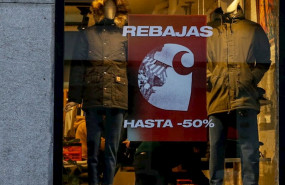 ep escaparate de una tienda de moda de madrid en la que se ofertan rebajas de hasta un 50