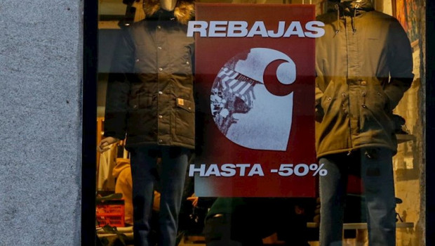 ep escaparate de una tienda de moda de madrid en la que se ofertan rebajas de hasta un 50