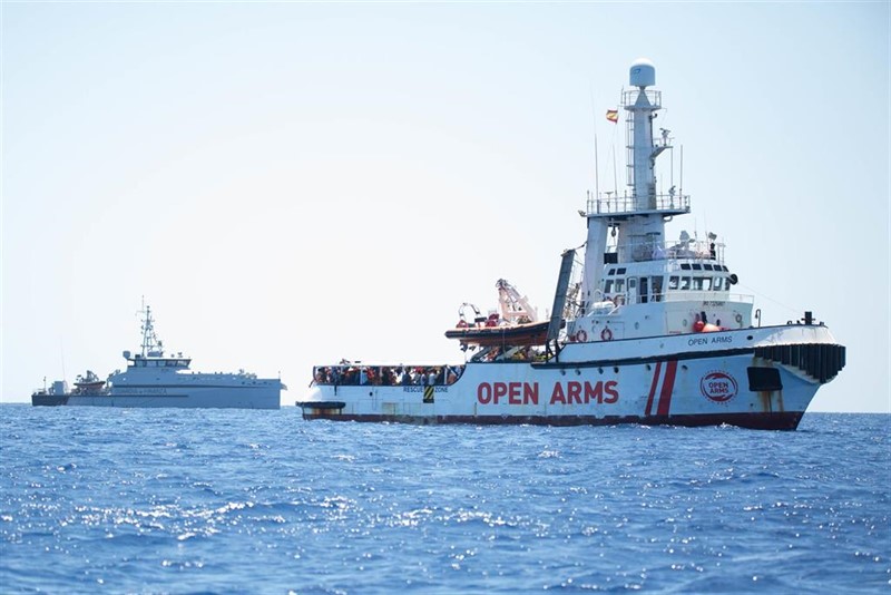 Un buque militar español parte a por los migrantes del Open Arms