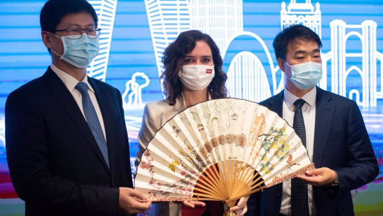 (I-D) El presidente de Huawei Europa, Li Peng; la presidenta de la Comunidad de Madrid, Isabel Díaz Ayuso y el presidente y CEO Huawei España, Eric Li, posan con un abanico que la presidenta de la Comunidad de Madrid, ha recibido como muestra de agradecim | Gustavo Valiente - Europa Press ep i d el presidente de huawei europa li peng la presidenta de la comunidad de madrid isabel diaz