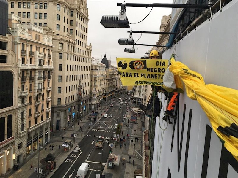 ep imagen de la colocacion de la pancarta contra el consumo masivo de greenpeace en la gran va