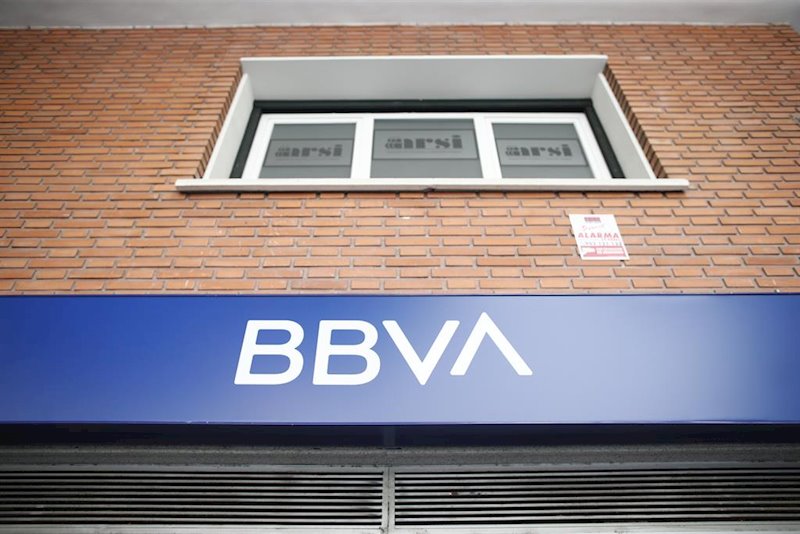 ep imagen del nuevo logo del bbva sobre una oficina de la compania en madrid