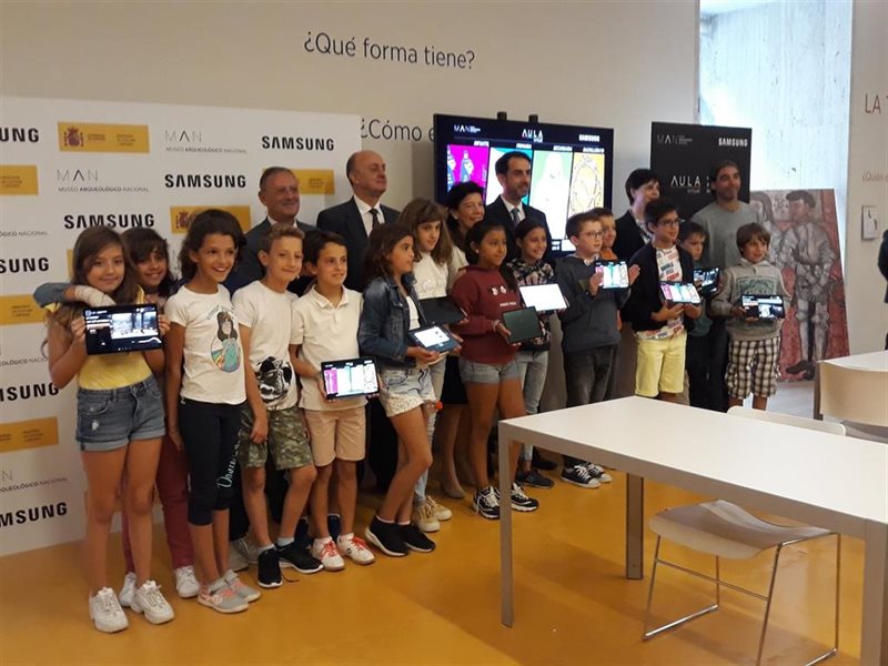 ep isabel celaa junto a alumnos de un colegio de segovia en la presentacion del man aula virtual