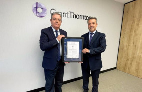 ep jose luis tio recibe el premio de manos de angel luis sanchez ceron