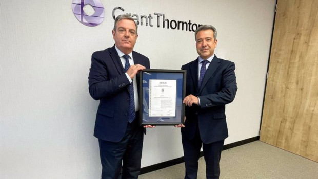ep jose luis tio recibe el premio de manos de angel luis sanchez ceron