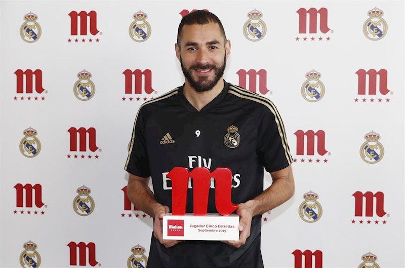 ep karim bemzema recibe el premio jugador cinco estrellas de septiembre