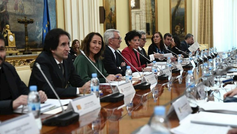 La ministra de Educación y Formación Profesional, Isabel Celaá (de rojo en el centro), en la última reunión de la Conferencia Sectorial de Educación, celebrada en enero de 2019. | Oscar del Pozo - Europa Press - Archivo ep la ministra de educacion y formacion profesional isabel celaa de rojo en el centro en la ultima