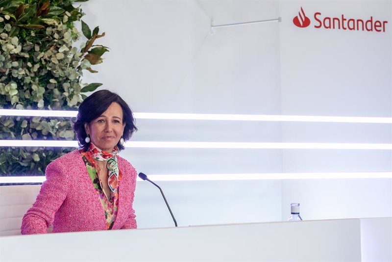 Santander lanza una nueva edición de sus becas destinadas al liderazgo femenino