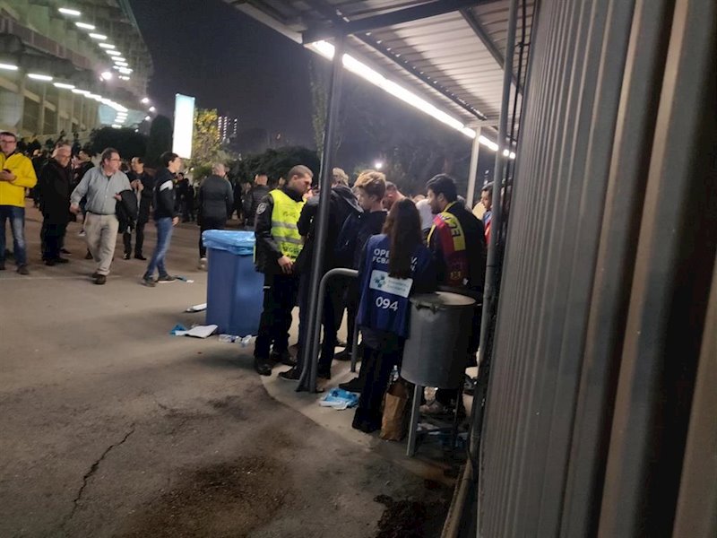 ep los aficionados empiezan a acceder al camp nou entre fuertes medidas de seguridad