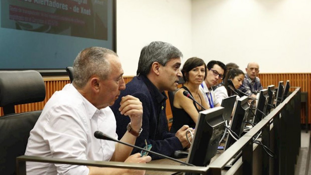 ep los diputados joan baldovi compromis y xavier eritja erc en un acto con la fundadora de xnet