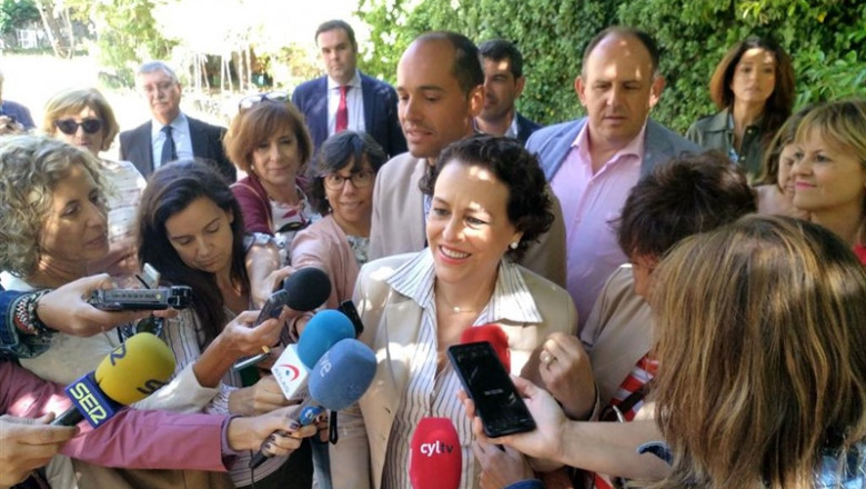 Magdalena Valerio atiende a los medios en los jardines del Palacio Real de la Granja de San Ildefonso. | EUROPA PRESS. ep magdalena valerio atiendelos medioslos jardinespalacio realla granjasan ildefonso