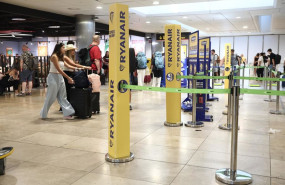 ep mostradores de la aerolinea ryanair en la terminal 1 t1 del aeropuerto madrid barajas adolfo ep mostradores de la aerolinea ryanair en la terminal 1 t1 del aeropuerto madrid barajas adolfo