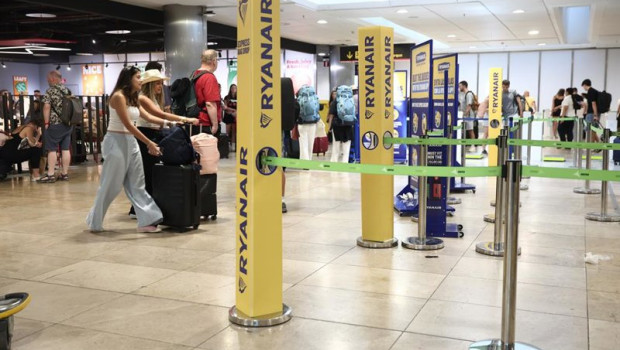 ep mostradores de la aerolinea ryanair en la terminal 1 t1 del aeropuerto madrid barajas adolfo