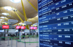 ep panel informativo de las salidas de vuelos en la zona de facturacion de la terminal 4 del