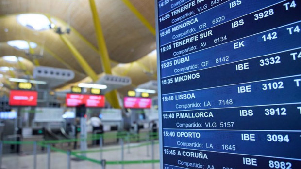 ep panel informativo de las salidas de vuelos en la zona de facturacion de la terminal 4 del