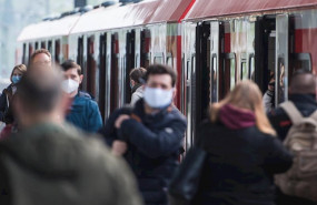 ep pasajeros con mascarillas en una estacion de hamburgo