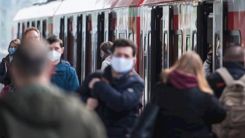 ep pasajeros con mascarillas en una estacion de hamburgo ep pasajeros con mascarillas en una estacion de hamburgo