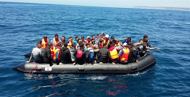 Patera con migrantes magrebíes en el Estrecho | SALVAMENTO MARÍTIMO - Archivo ep pateramigrantes magrebiesestrecho