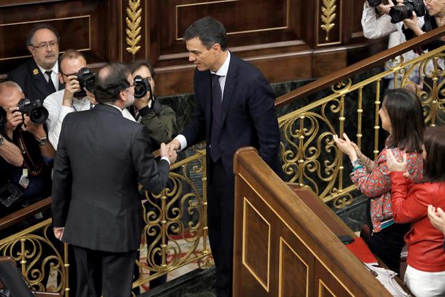 Rajoy y Pedro Sánchez se saludan tras la elección del socialista como presidente | POOL ep rajoypedro sanchezsaludanla eleccionsocialistapresidente