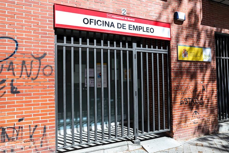 https://img1.s3wfg.com/web/img/images_uploaded/0/f/ep_rejas_en_las_puertas_de_una_oficina_de_empleo.jpg