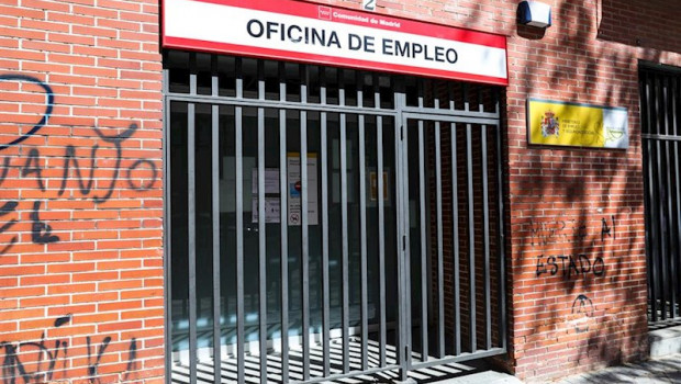 ep rejas en las puertas de una oficina de empleo
