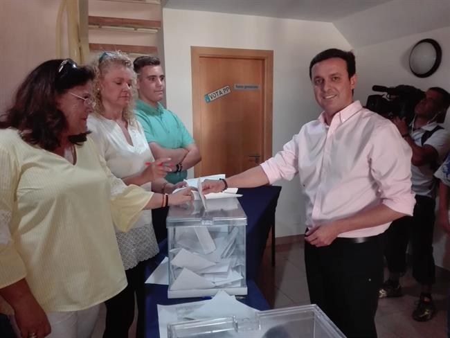 El secretario provincial del PP de Almería vota en las primarias de su partido | EUROPA PRESS ep secretario provincialppalmeria votalas primariassu partido