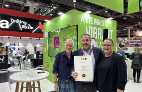 ep tim atkin entrega a otorga a vicente orihuela de bodega cuatro rayas el premio cooperativa del
