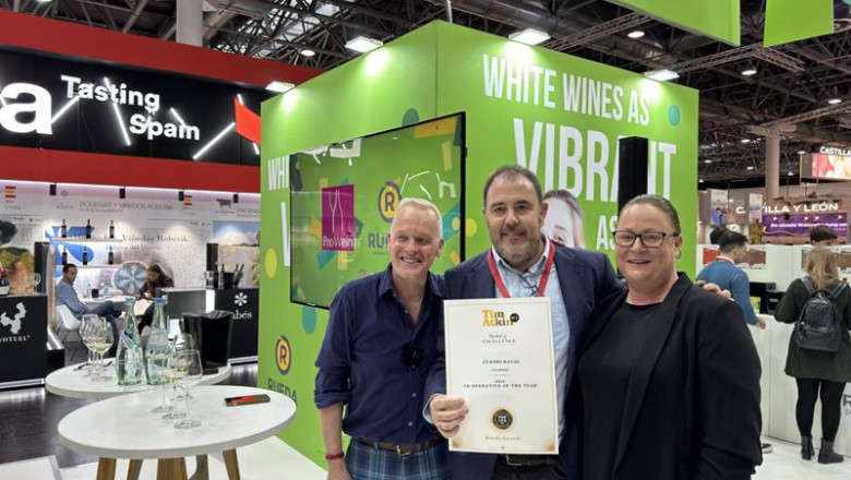 Tim Atkin entrega a otorga a Vicente Orihuela, de Bodega Cuatro Rayas, el premio “Cooperativa del año” en los ‘DO Rueda Awards’, celebrados en el marco de Prowein 2024. | CUATRO RAYAS ep tim atkin entrega a otorga a vicente orihuela de bodega cuatro rayas el premio cooperativa del
