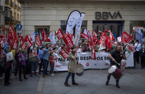 ep trabajadores de bbva se concentran ante una de las oficinas en contra de los despidos a 10 de