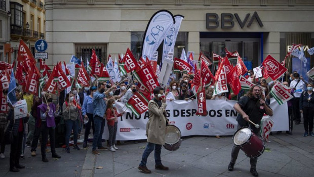 ep trabajadores de bbva se concentran ante una de las oficinas en contra de los despidos a 10 de
