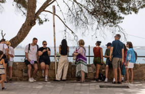 ep turistas paseando por palma a 11 de julio de 2023 en palma de mallorca mallorca baleares espana