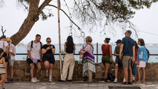 ep turistas paseando por palma a 11 de julio de 2023 en palma de mallorca mallorca baleares espana