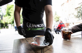 ep un camarero sirve un cafe en una terraza en el centro de vitoria alava