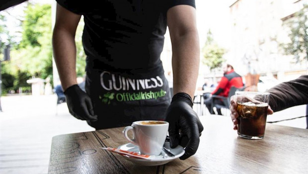 ep un camarero sirve un cafe en una terraza en el centro de vitoria alava