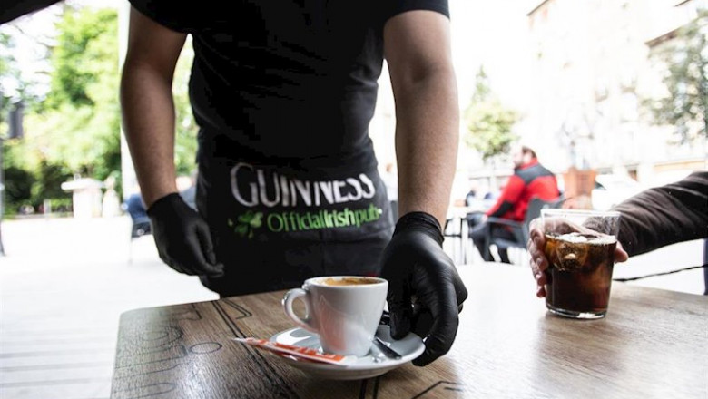 ep un camarero sirve un cafe en una terraza en el centro de vitoria alava