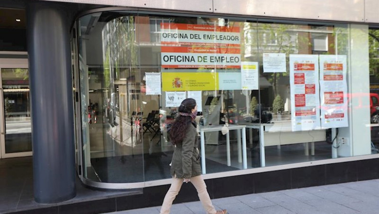 Marta Fernández Jara - Europa Press ep una mujer pasa frente a una oficina de empleo en madrid