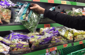 ep una persona comprando en un supermercado