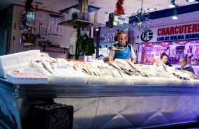 ep una pescaderia en un mercado de madrid coincidiendo con los preparativos de las fiestas navidenas