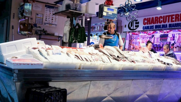 ep una pescaderia en un mercado de madrid coincidiendo con los preparativos de las fiestas navidenas