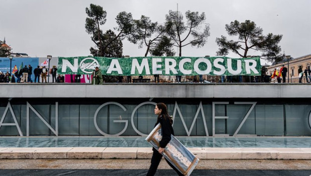ep varios manifestantes extienden una pancarta de no a mercosur en el teatro fernan gomez