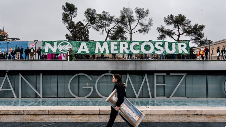 ep varios manifestantes extienden una pancarta de no a mercosur en el teatro fernan gomez