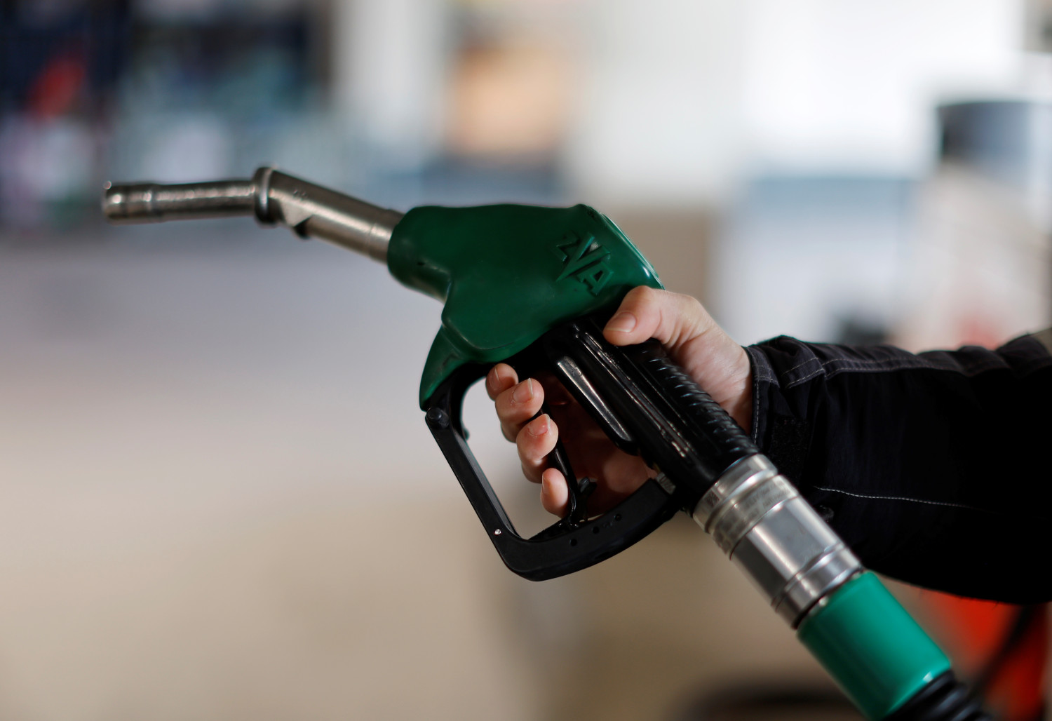 la france va offrir une remise sur le carburant face a la hausse des prix annonce castex 20221012184220 