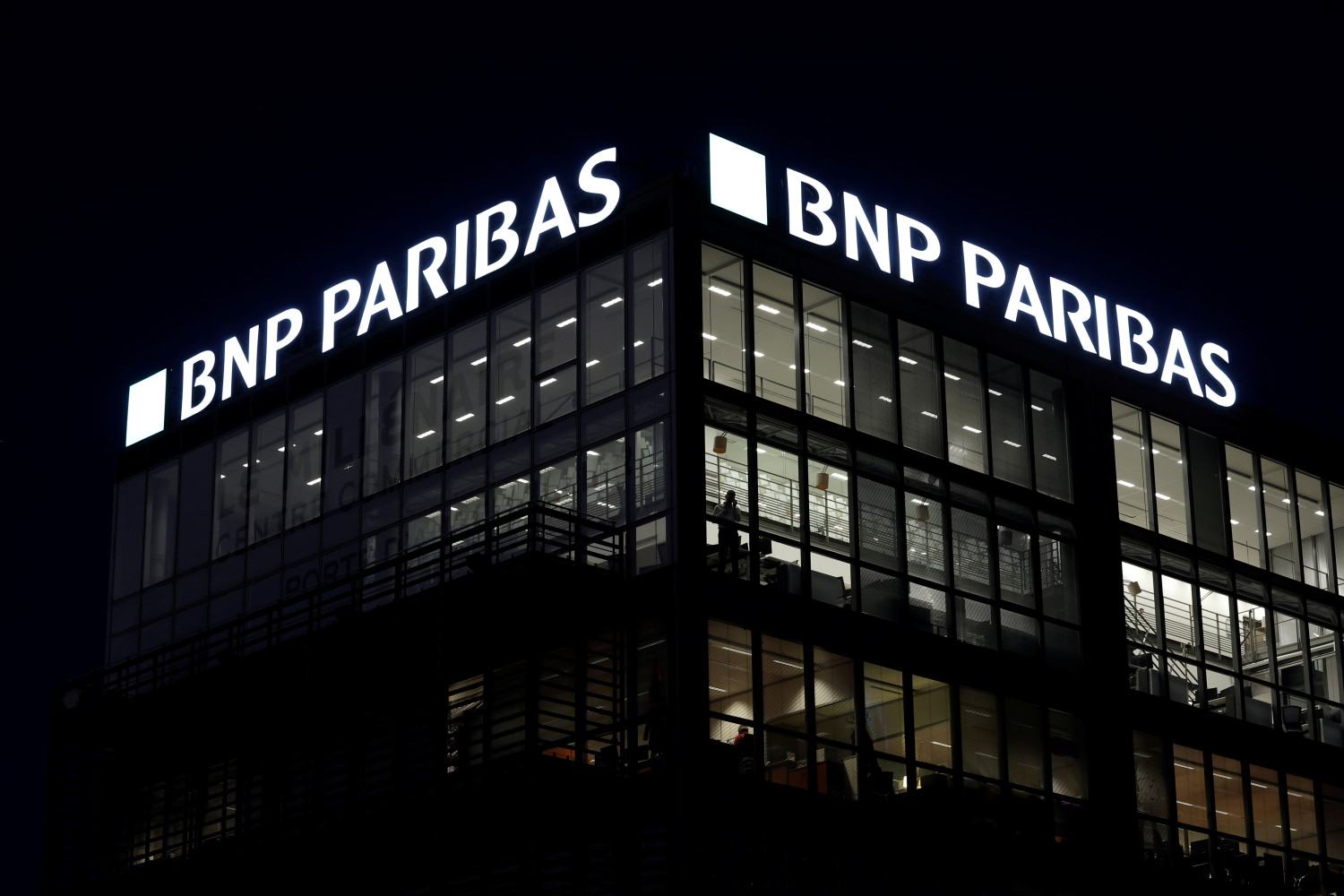 photo d archives d un logo sur une agence bancaire bnp paribas a paris 
