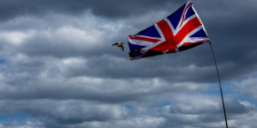 un drapeau britannique flotte a sunderland au royaume uni 20250301100515 