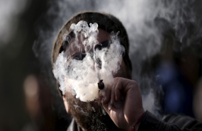 un-homme-fume-de-la-marijuana-ou-cannabis-lors-d-une-manifestation-en-faveur-de-la-legalisation-de-la-drogue un-homme-fume-de-la-marijuana-ou-cannabis-lors-d-une-manifestation-en-faveur-de-la-legalisation-de-la-drogue