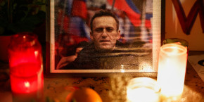 des bougies brulent a cote d une photo d alexei navalny lors d un evenement commemoratif a paris 20240427235809 