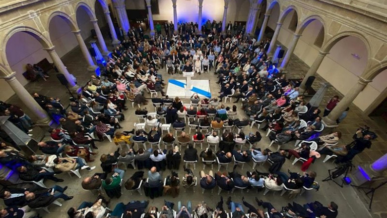 Acto de entrega de carnés del PP a nuevos afiliados con el presidente, Alberto Núñez Feijóo, en el centro. | PPDEG ep acto de entrega de carnes del pp a nuevos afiliados con el presidente alberto nunez feijoo en el